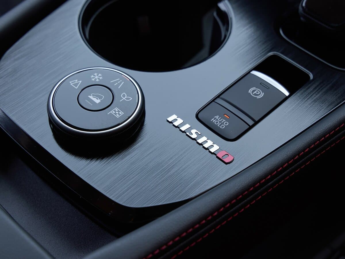 Nissan X-Trail IV Restayling — Salon, arxadan