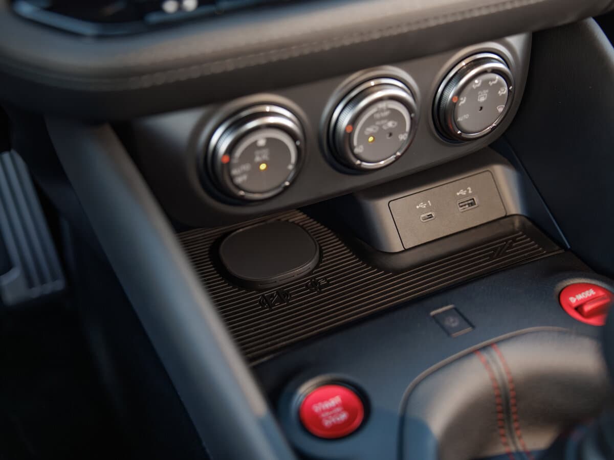 Nissan Z I (RZ34) Restayling — Salon, öndən