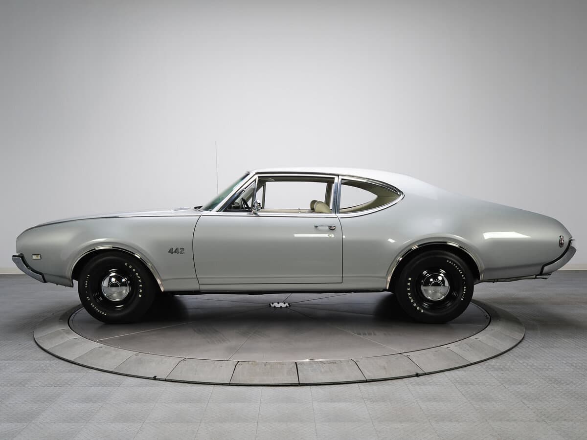 Oldsmobile 442 II — Yandan