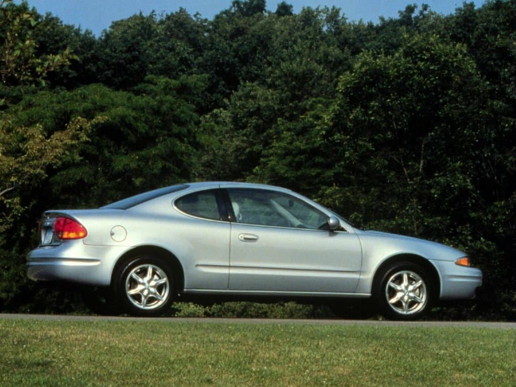 Oldsmobile Alero 1999 – 2004 — Yandan