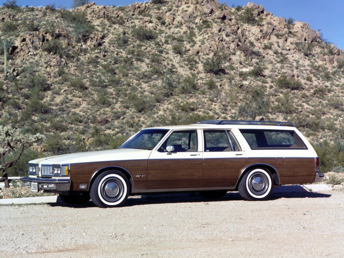 Oldsmobile Custom Cruiser II — Yandan