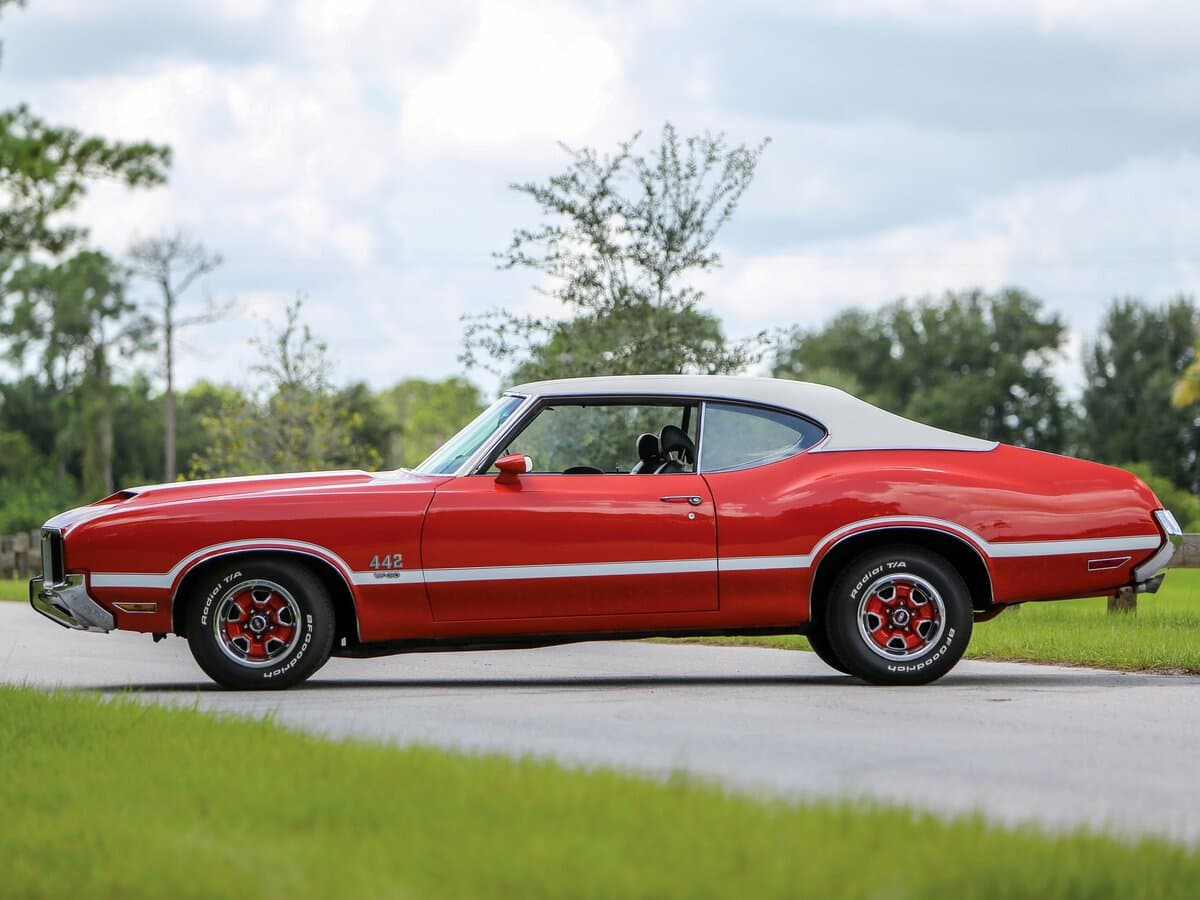 Oldsmobile Cutlass III — Yandan