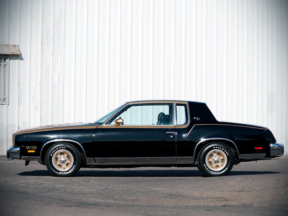 Oldsmobile Cutlass V — Yandan