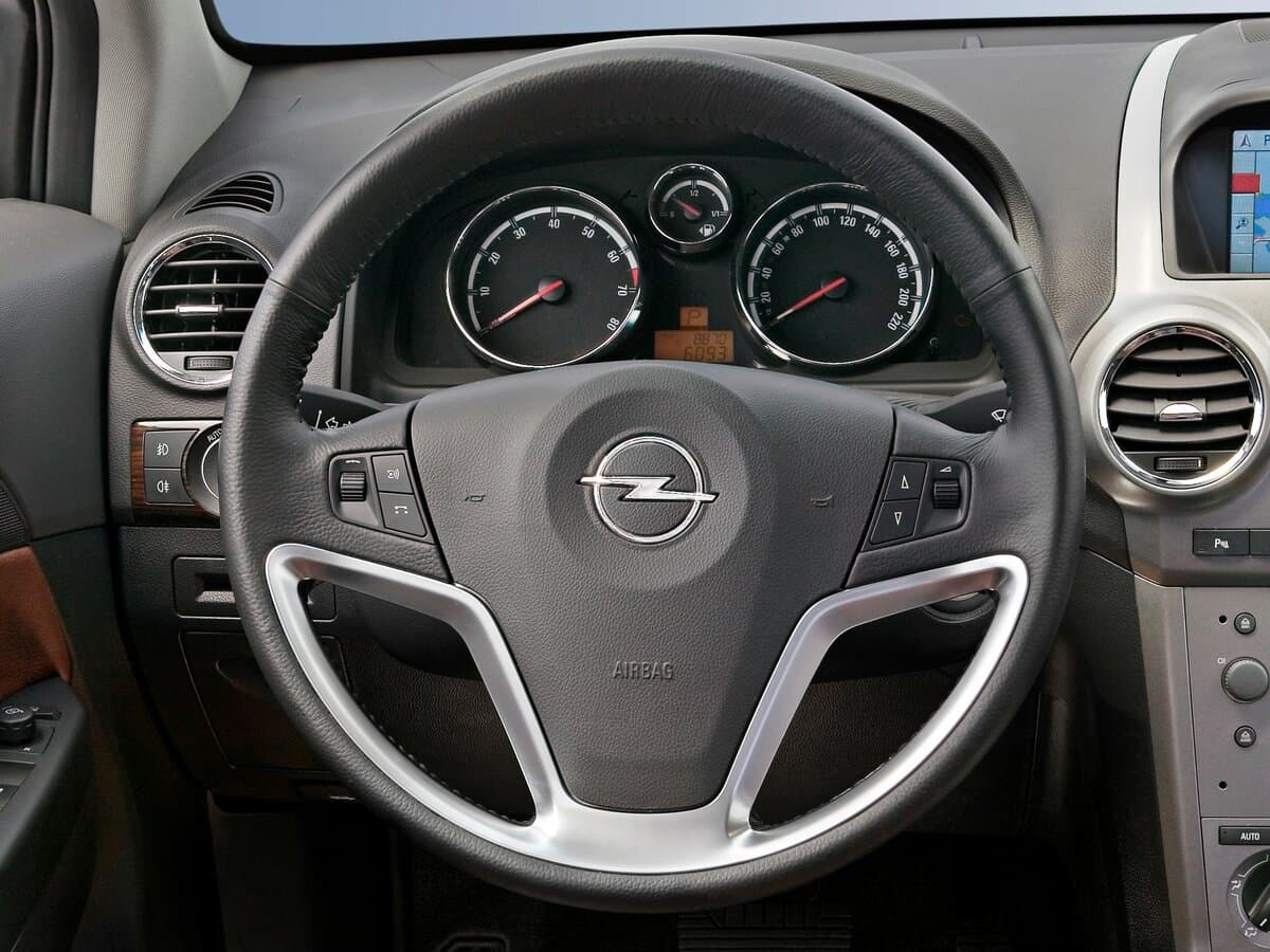 Opel Antara I — Sükan