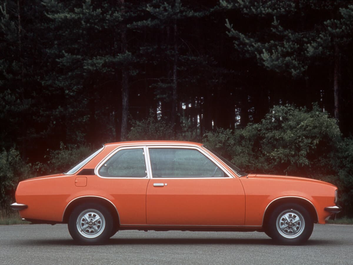 Opel Ascona B — Yandan