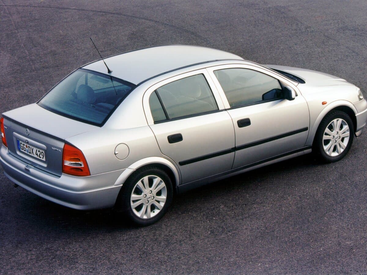 Opel Astra G — 3/4 arxadan