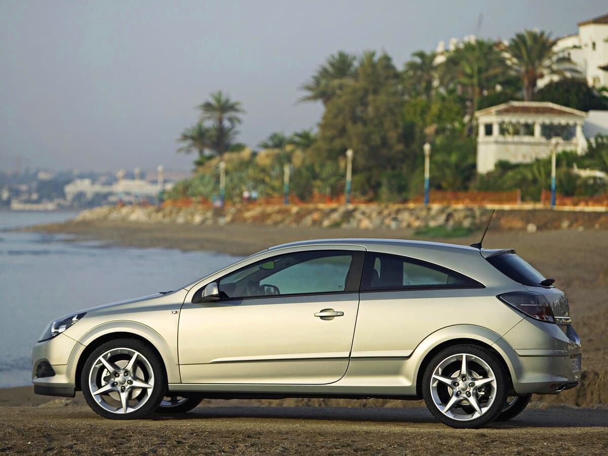 Opel Astra H — Yandan