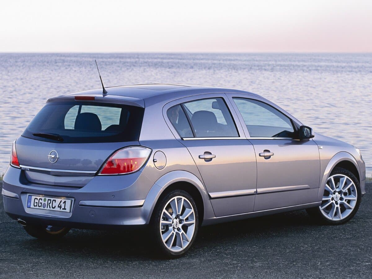 Opel Astra H — 3/4 arxadan