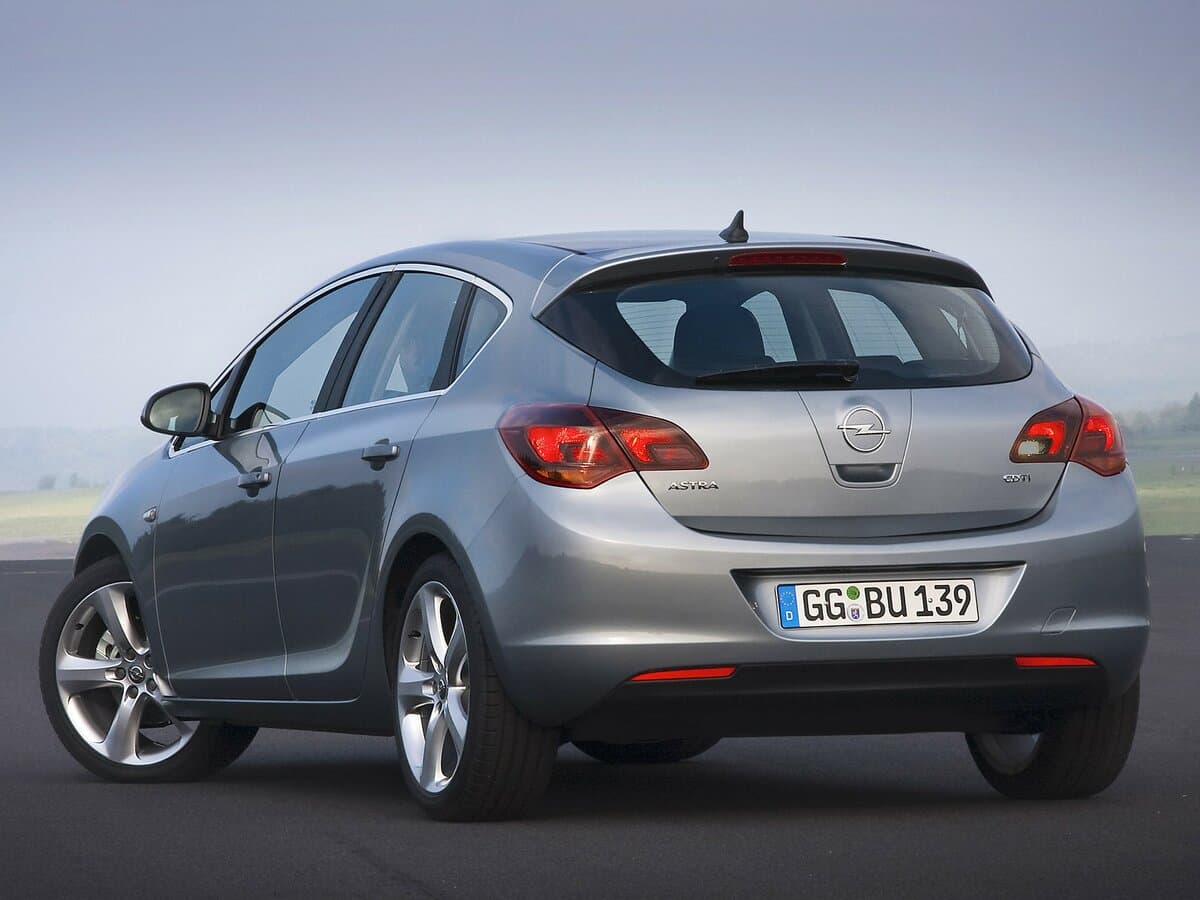 Opel Astra J — 3/4 arxadan