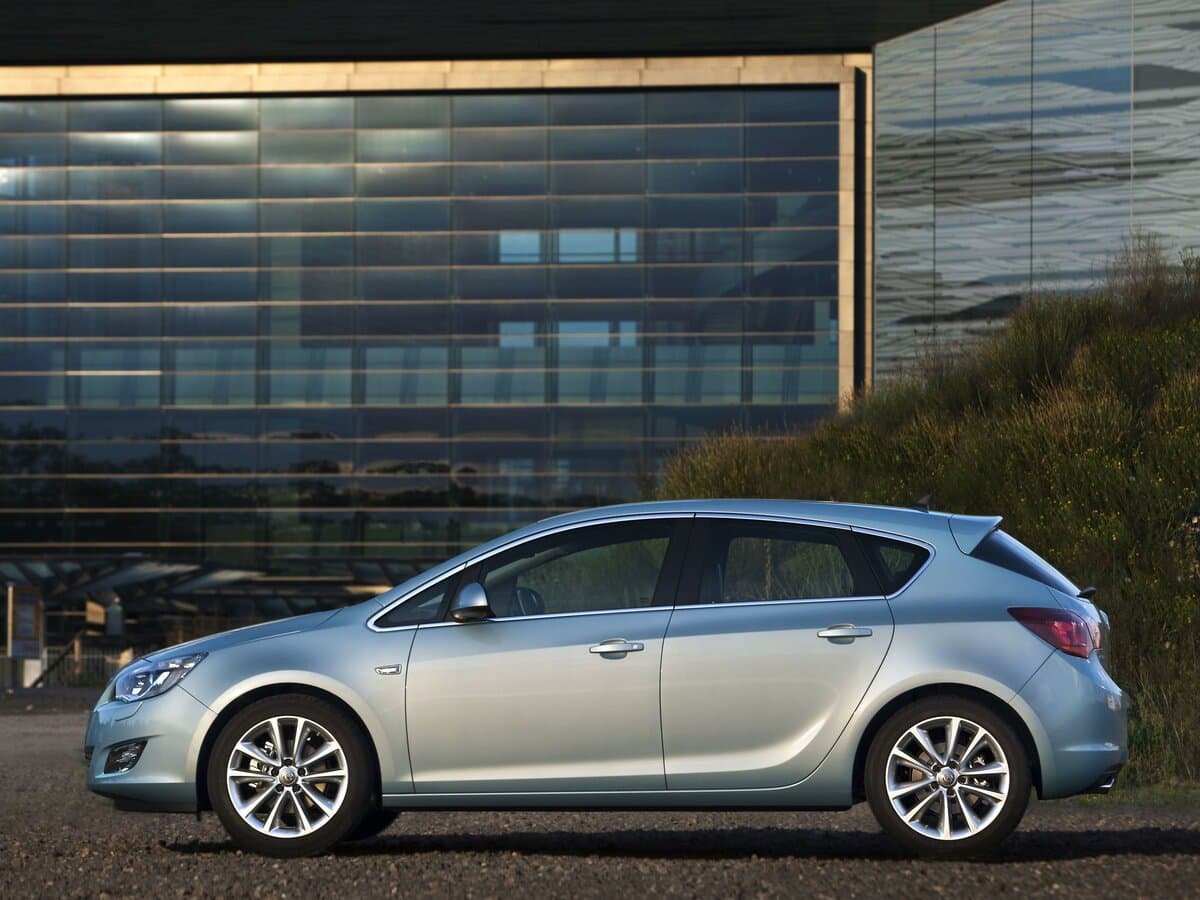 Opel Astra J — Yandan