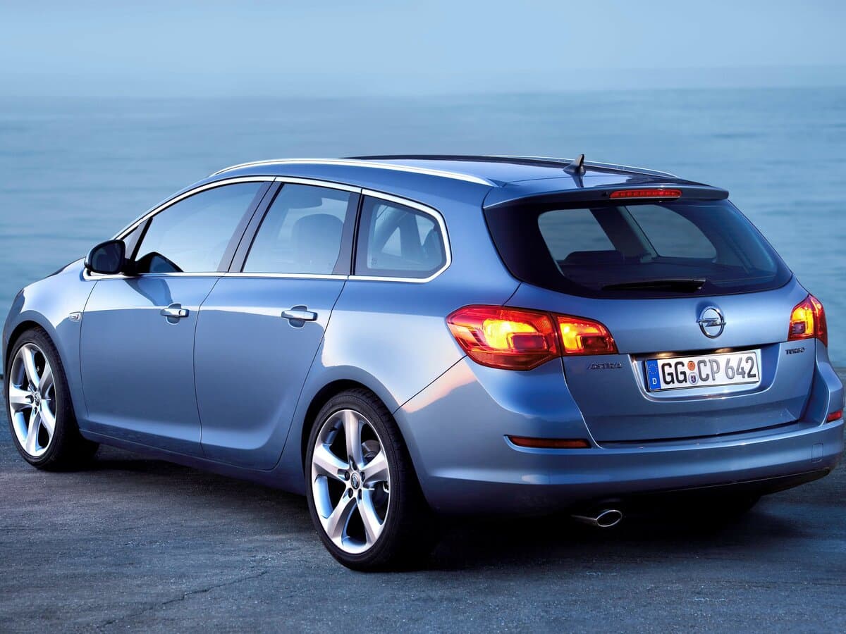 Opel Astra J — 3/4 arxadan