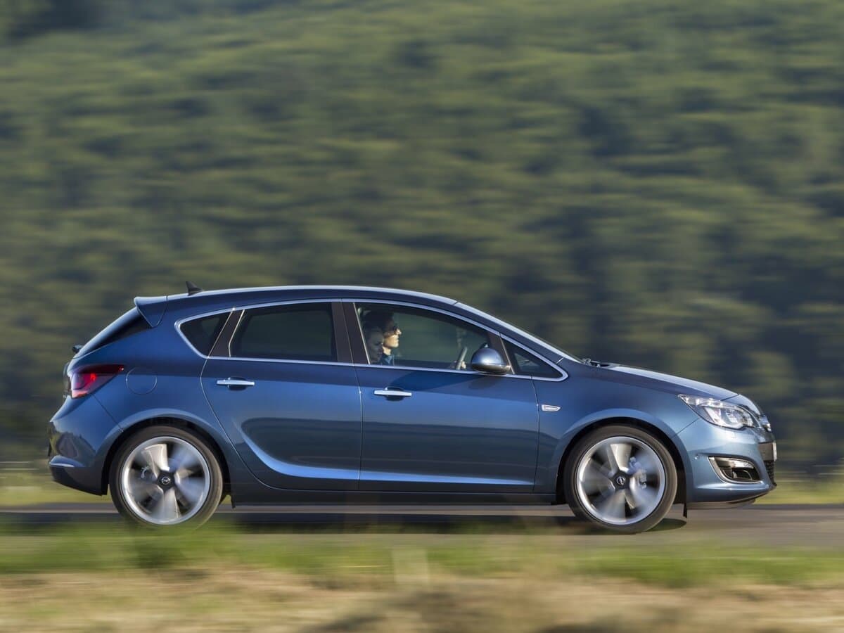 Opel Astra J Restayling — Yandan