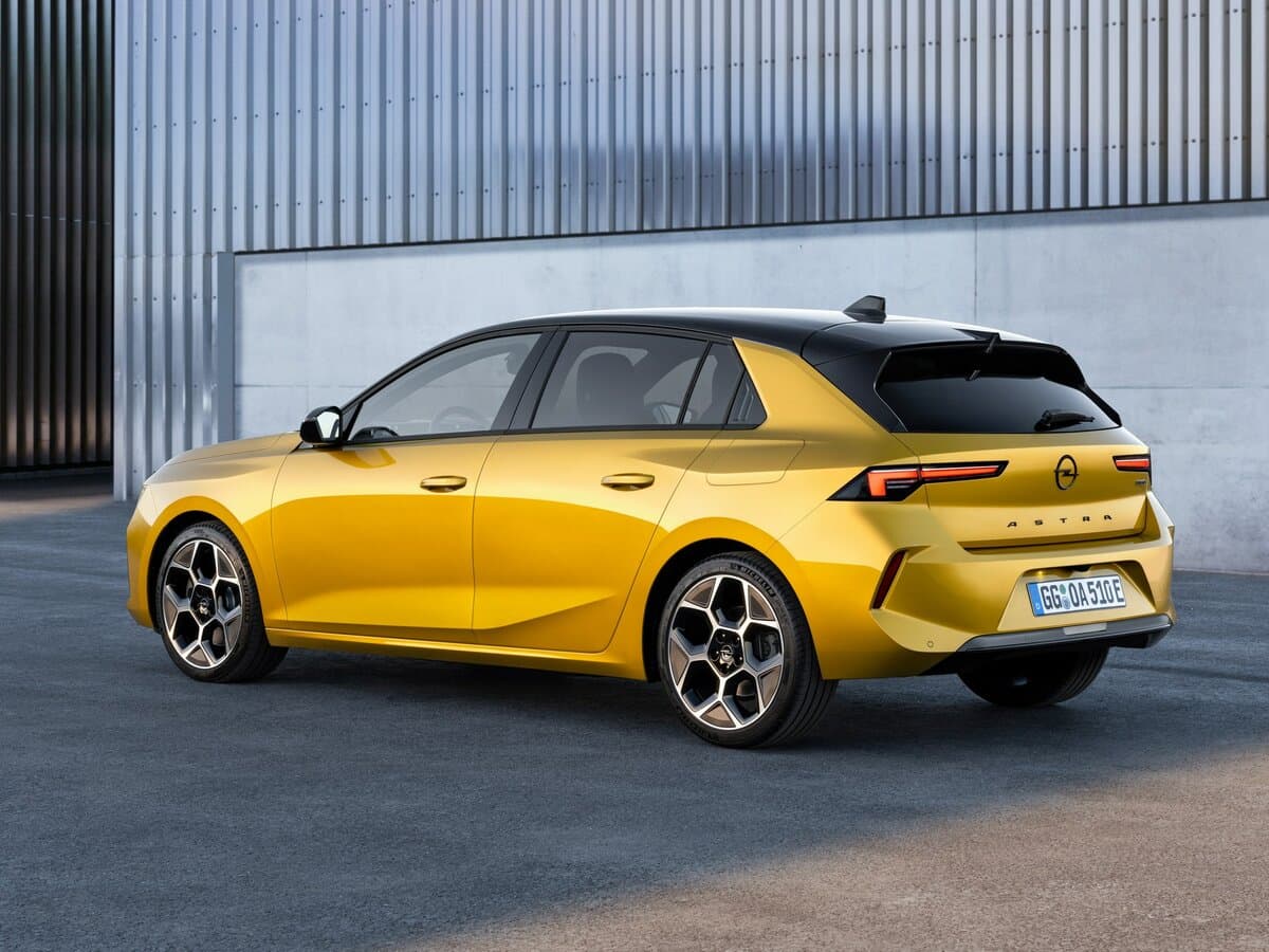 Opel Astra L — 3/4 arxadan