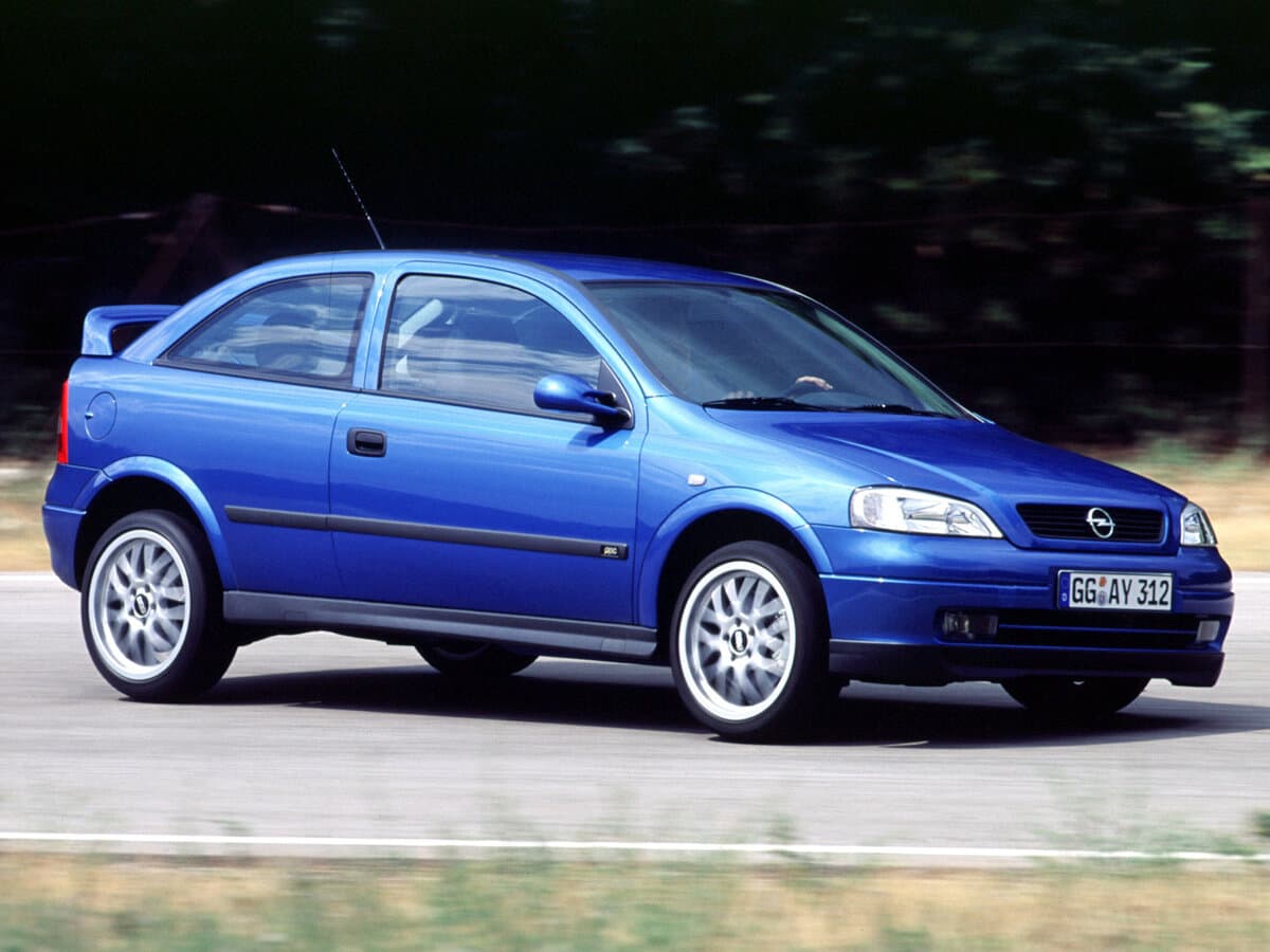 Opel Astra OPC G — Yandan