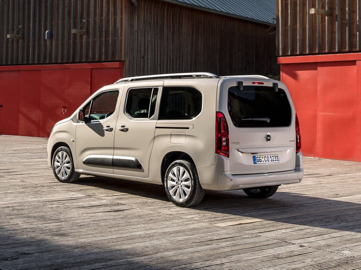 Opel Combo E — 3/4 arxadan