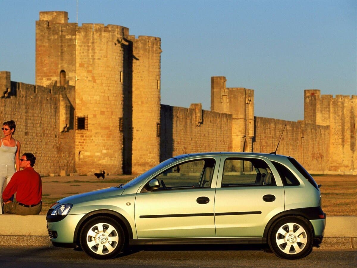 Opel Corsa C — Yandan