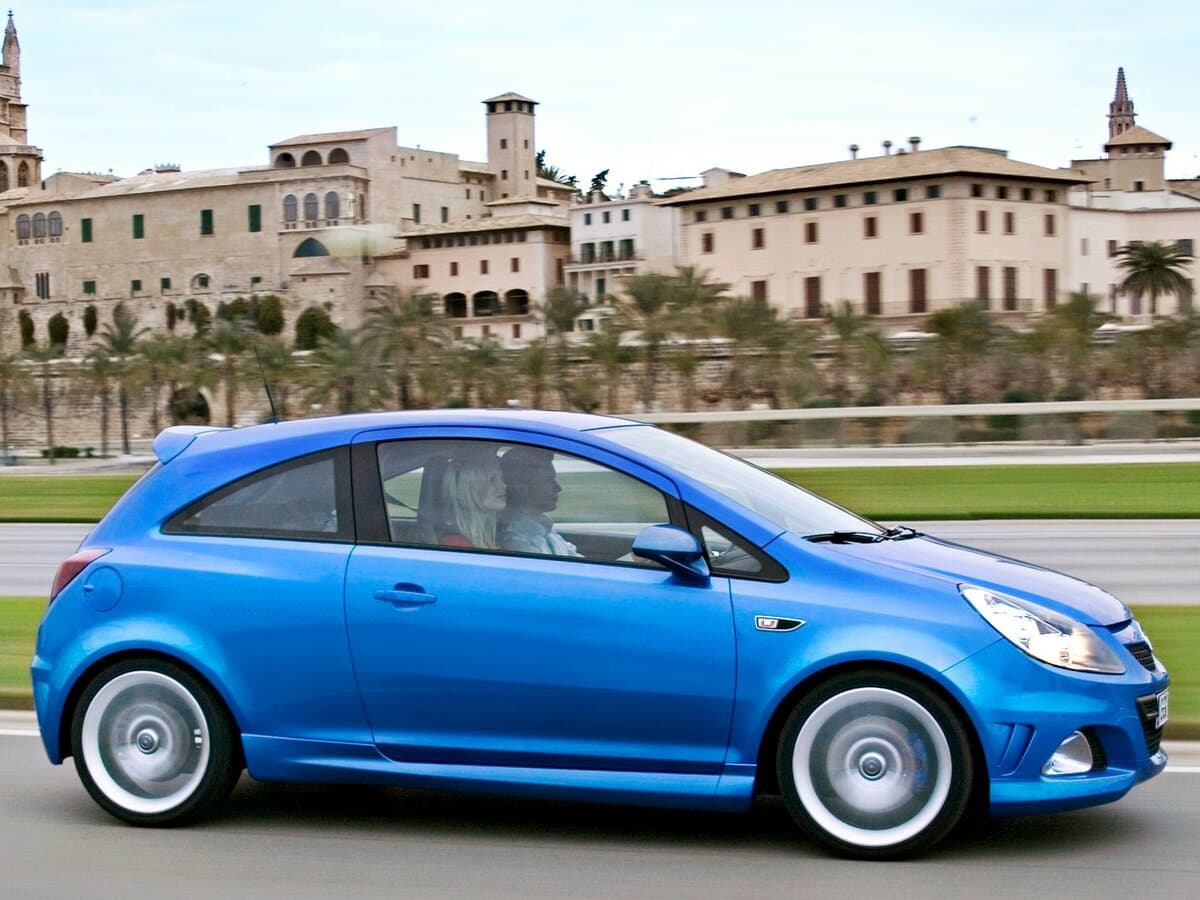 Opel Corsa OPC D — Yandan