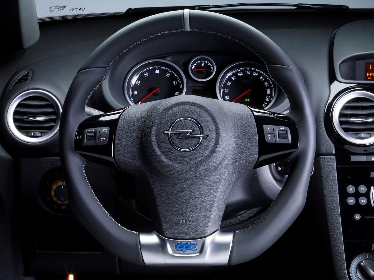 Opel Corsa OPC D — Sükan