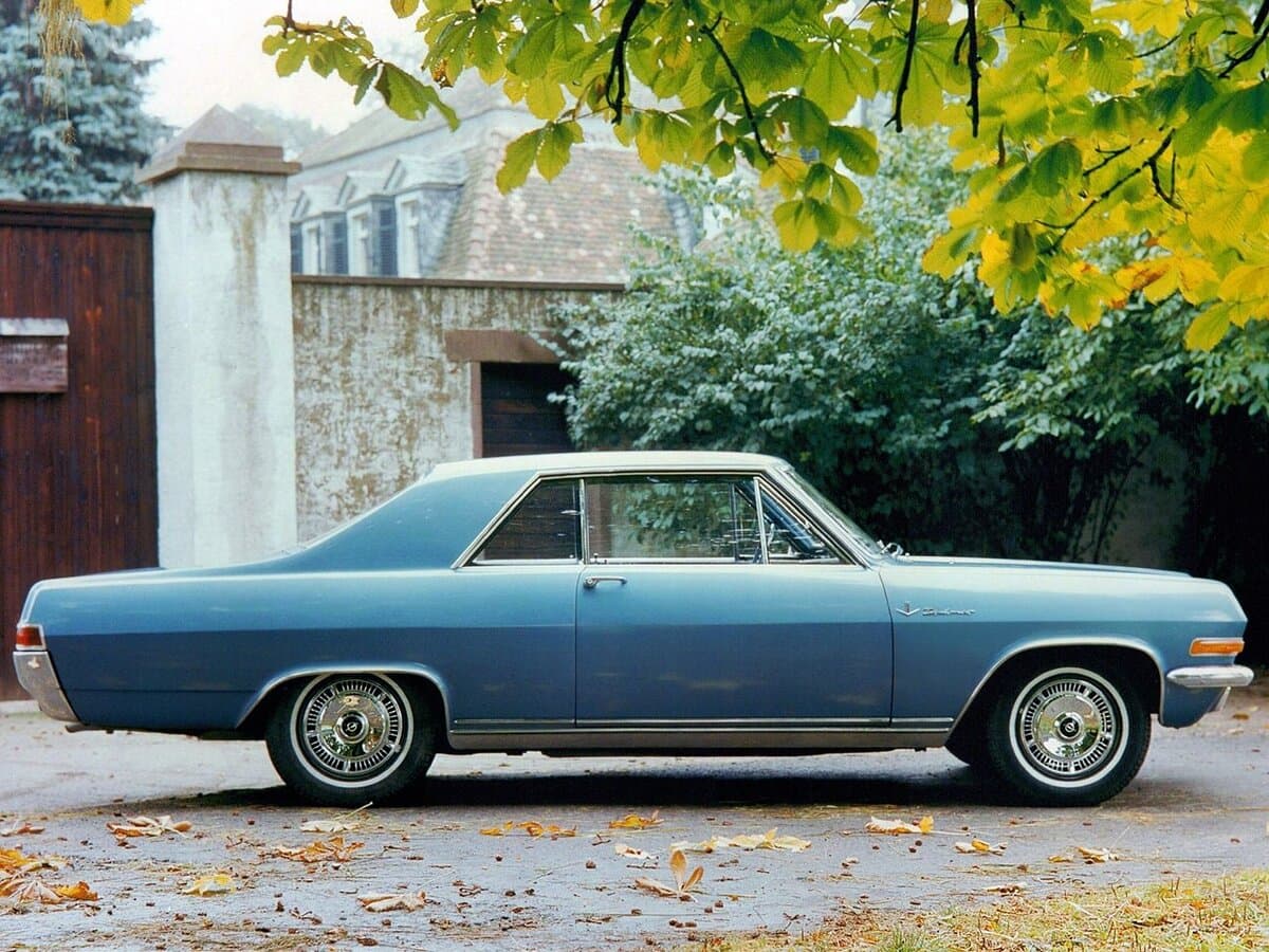 Opel Diplomat A — Yandan