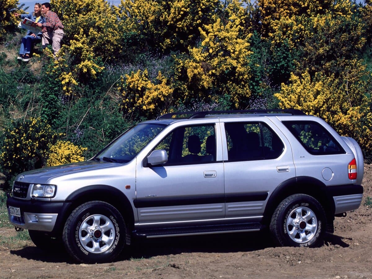 Opel Frontera B — Yandan