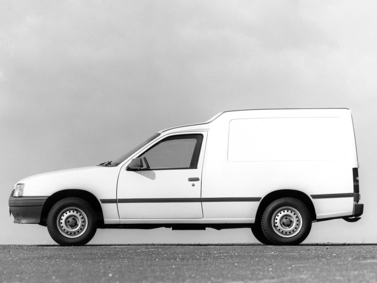 Opel Kadett E — Yandan