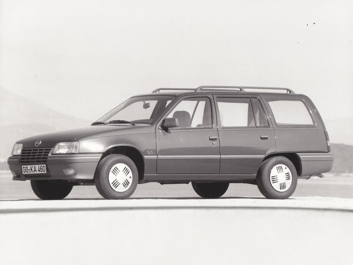 Opel Kadett E — Yandan