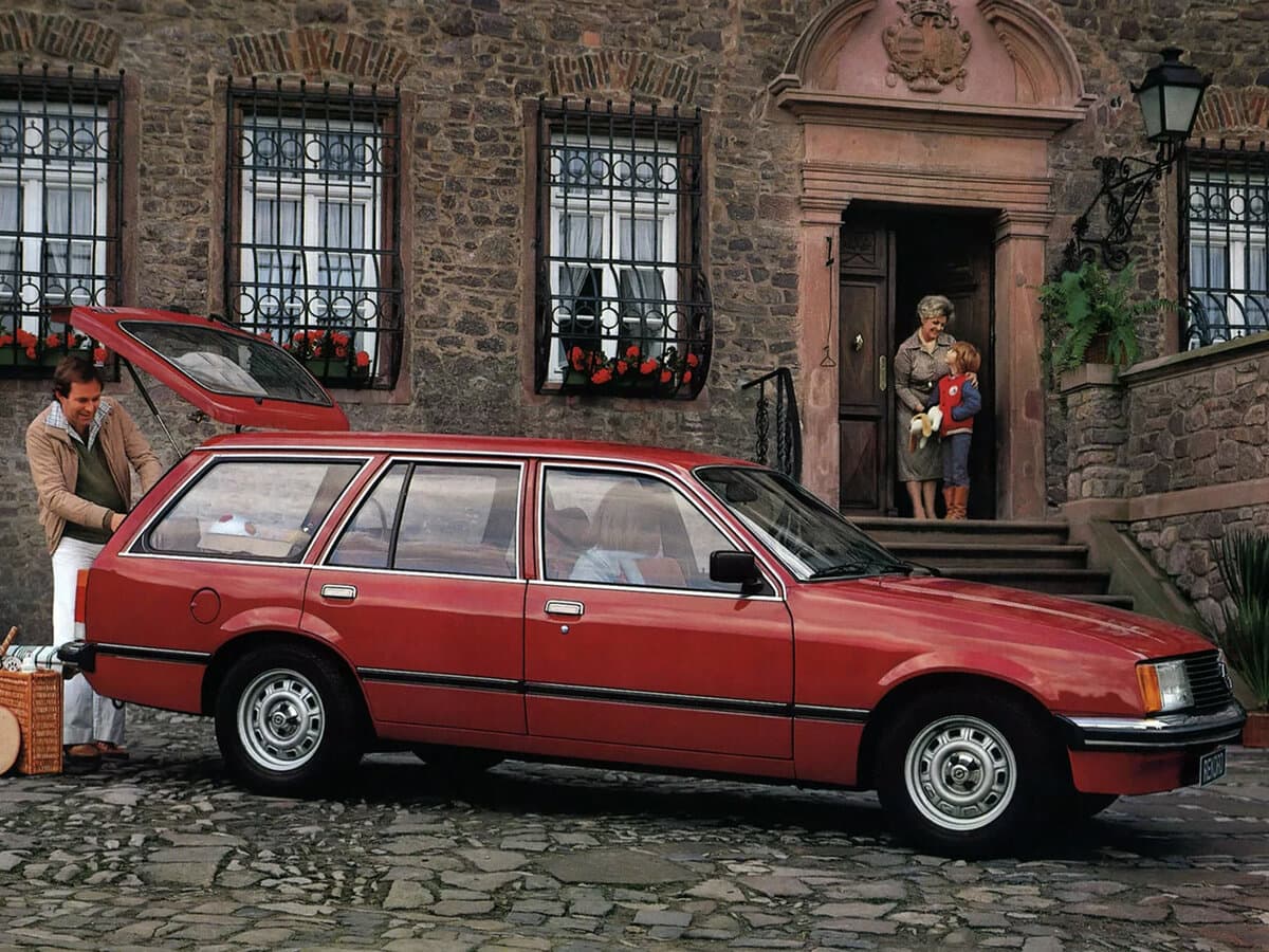 Opel Rekord E — yandan görünüş