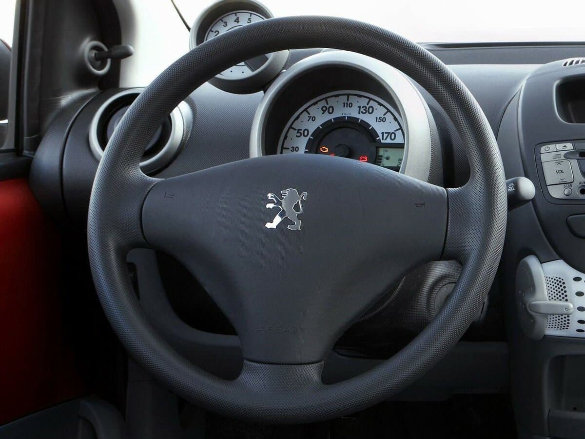 Peugeot 107 I — Sükan
