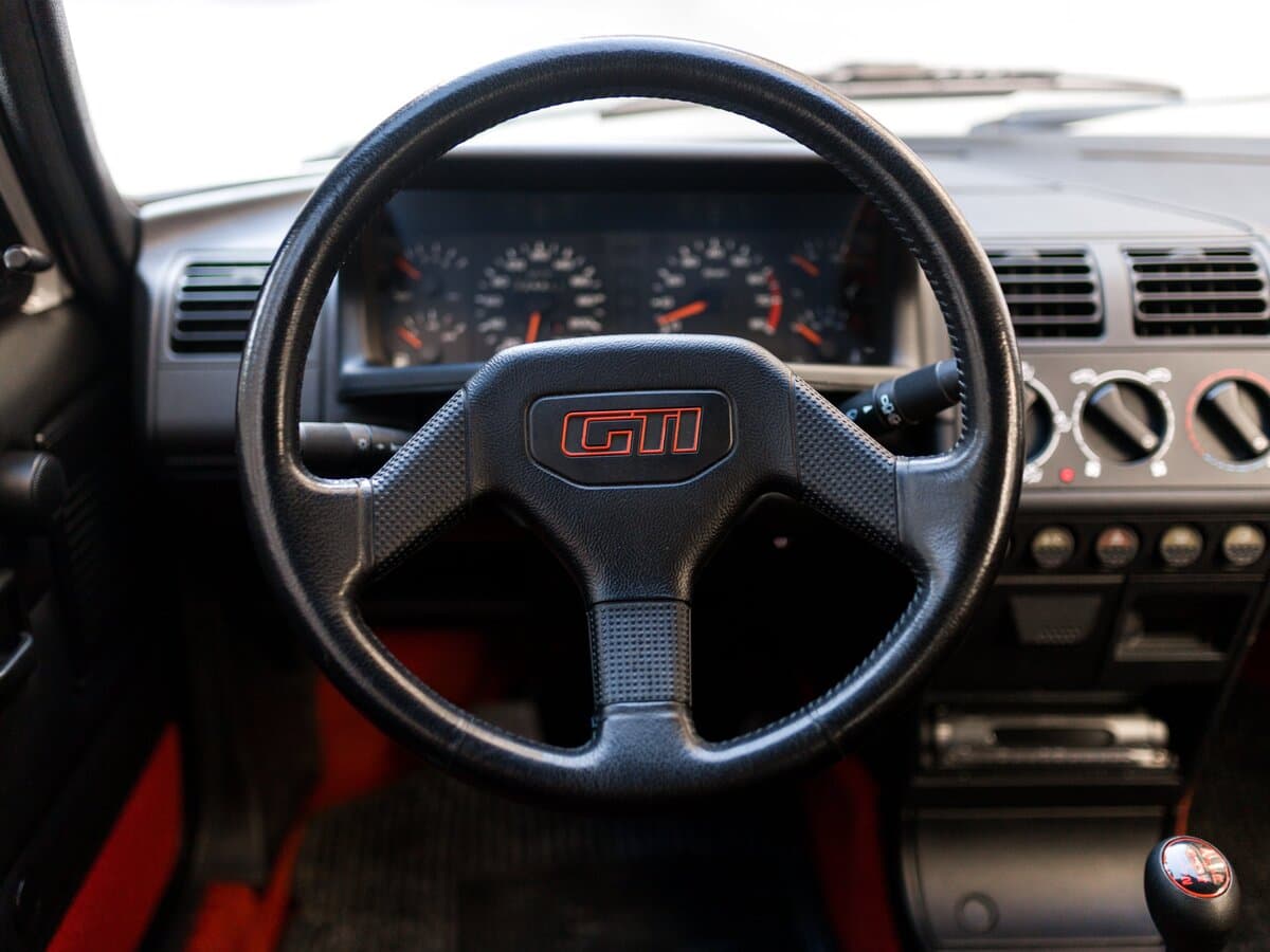 Peugeot 205 GTi 1984 – 1998 — Sükan