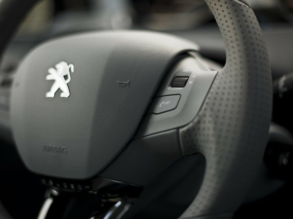 Peugeot 208 I — Sükan