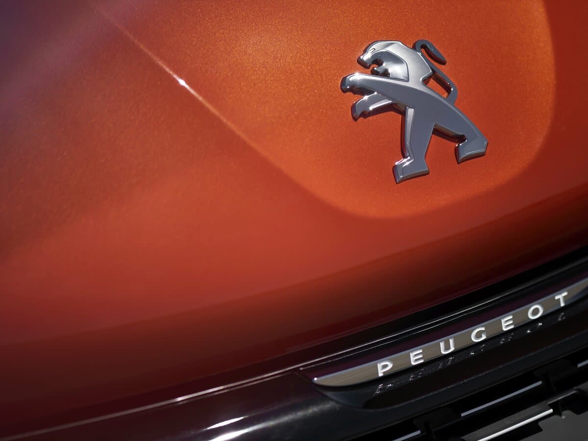 Peugeot 208 I Restayling — Salon, arxadan
