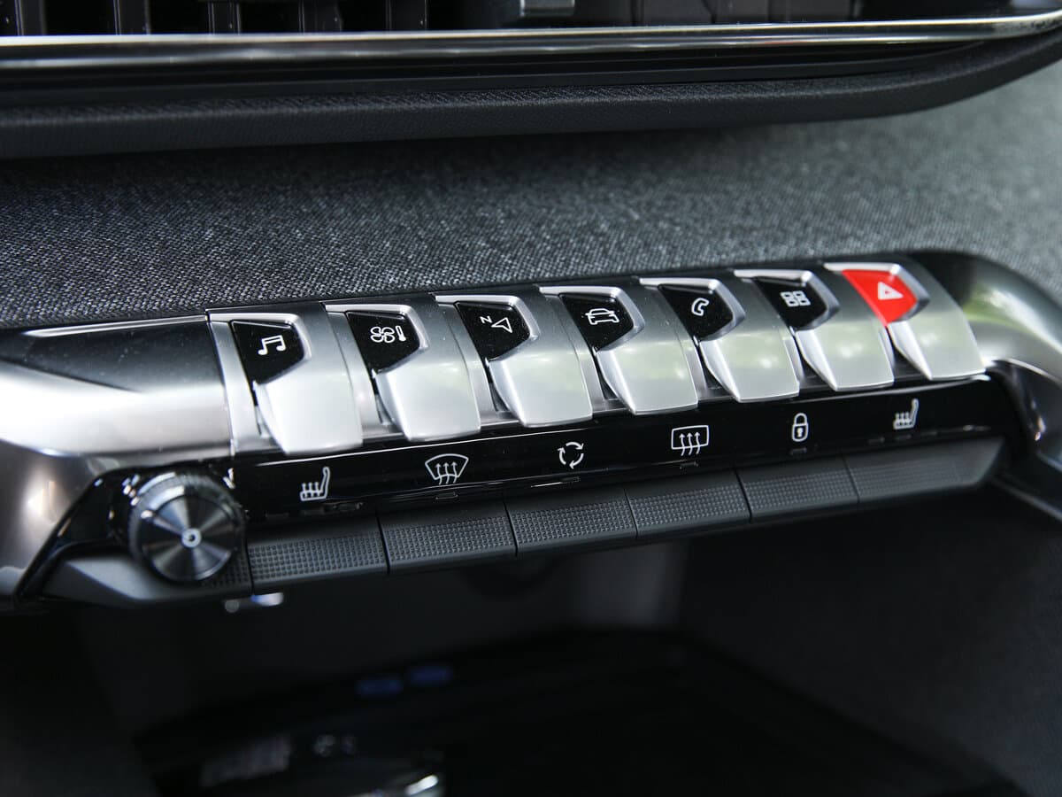 Peugeot 3008 II Restayling — Salon, arxadan