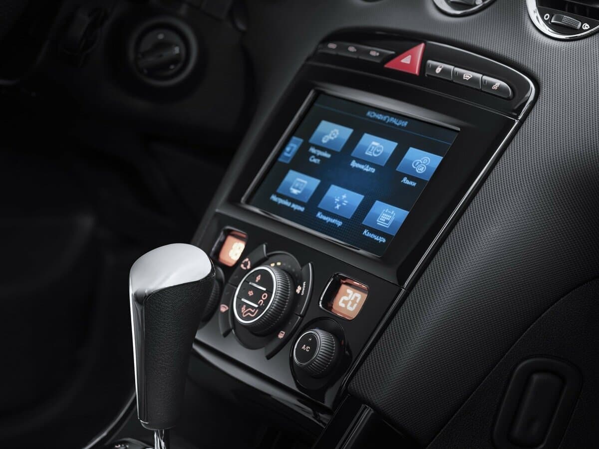 Peugeot 408 I Restayling — Salon, öndən