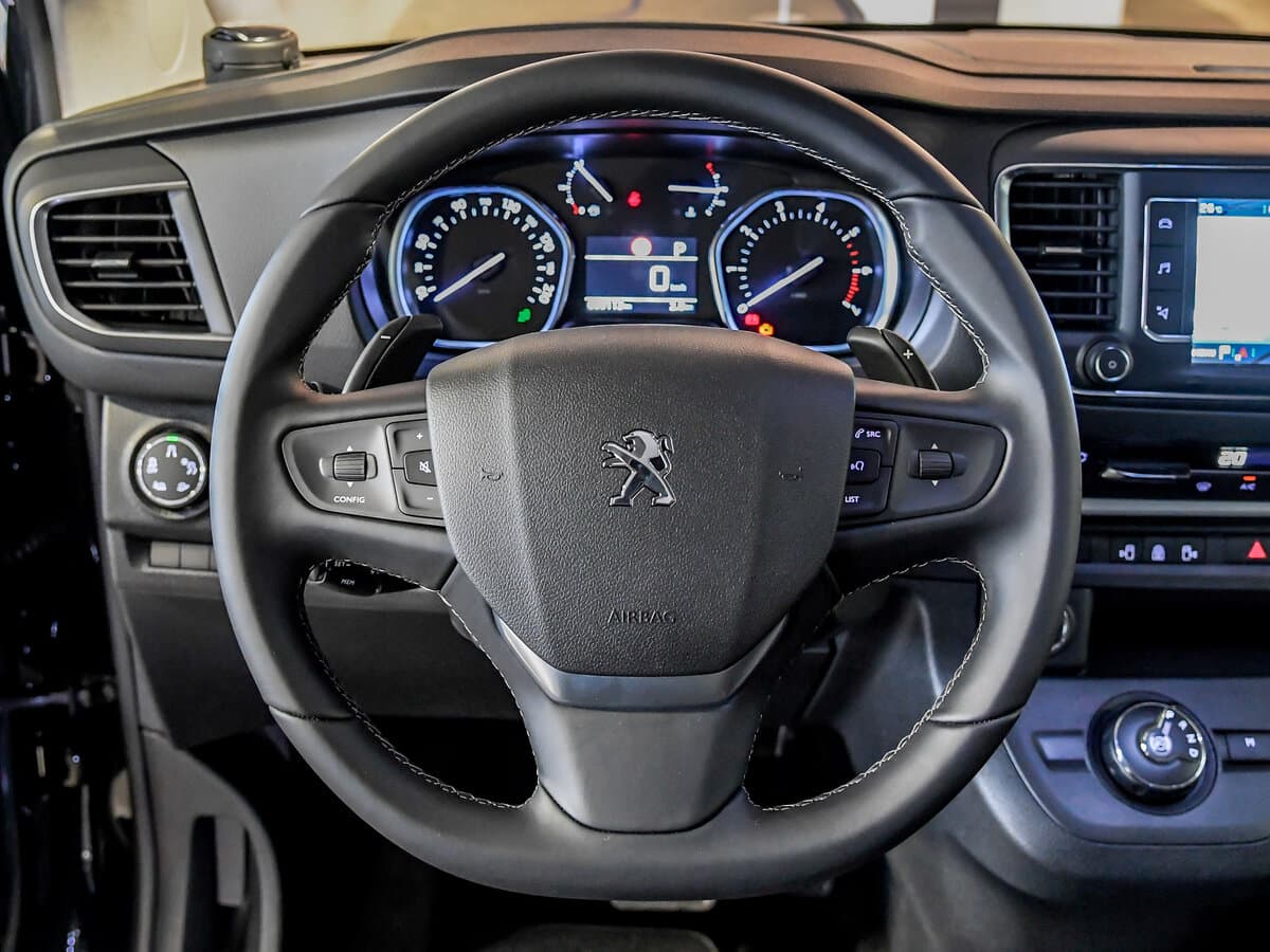 Peugeot Traveller I — Sükan