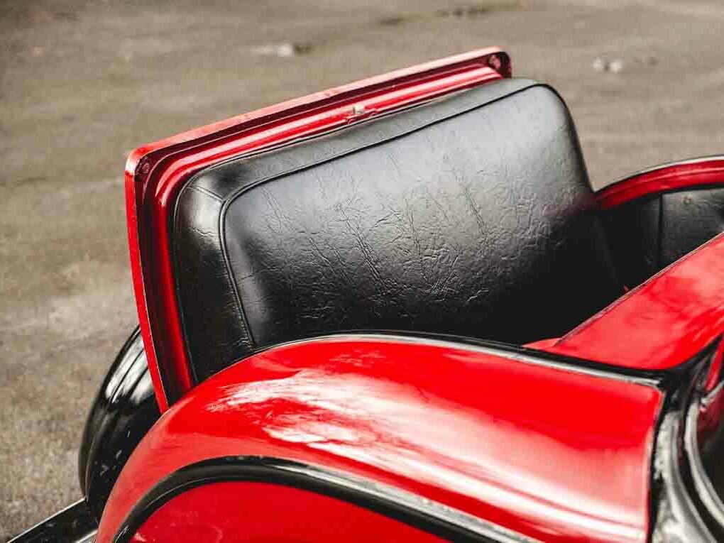 Plymouth De Luxe I — Salon, arxadan