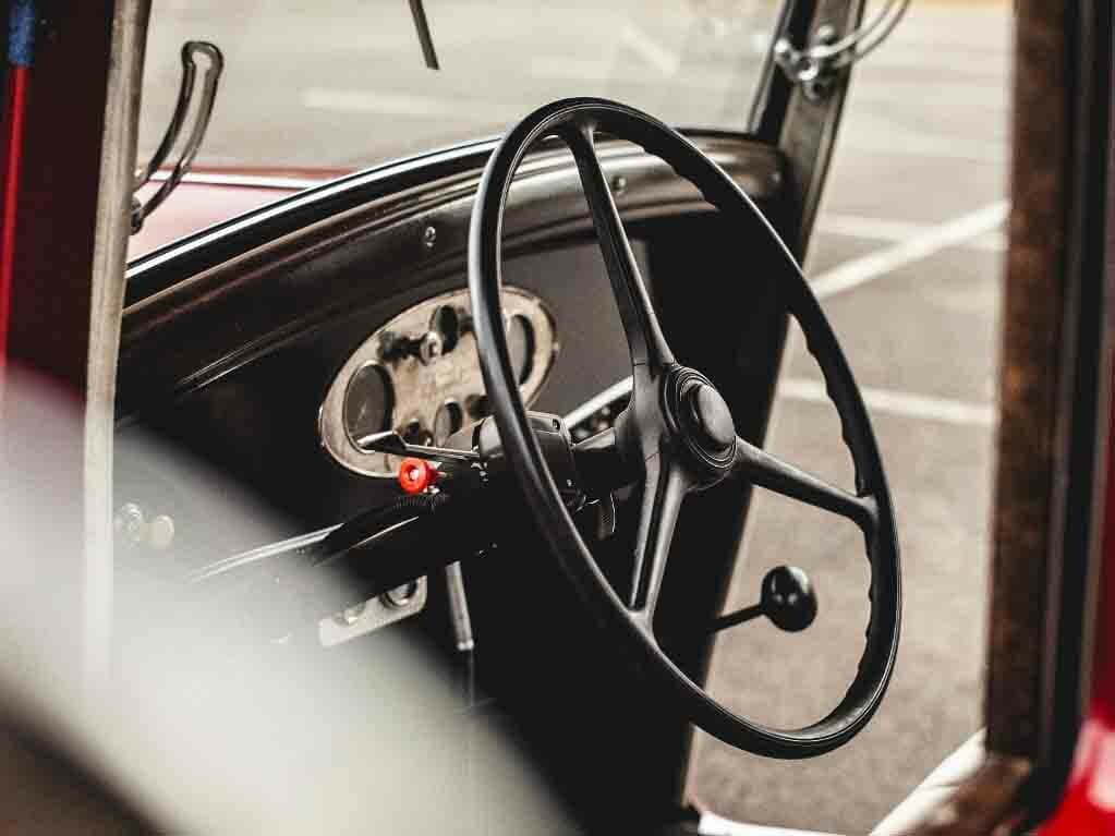 Plymouth De Luxe I — Sükan