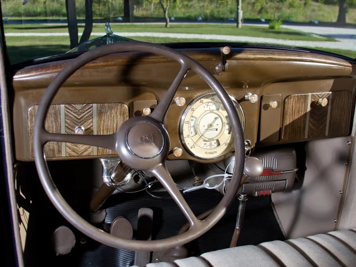 Plymouth De Luxe II — Sükan