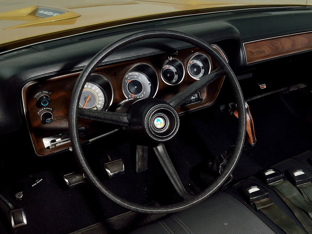 Plymouth Road Runner II — Sükan