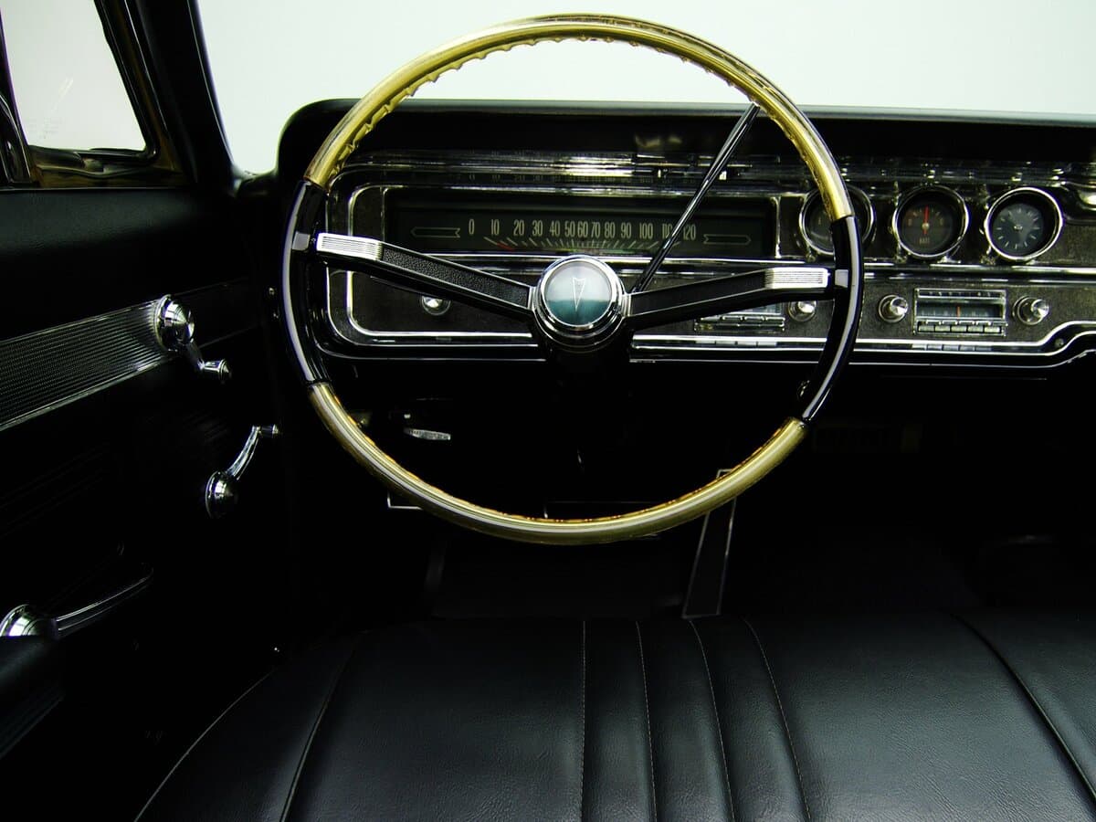 Pontiac Catalina III — Sükan
