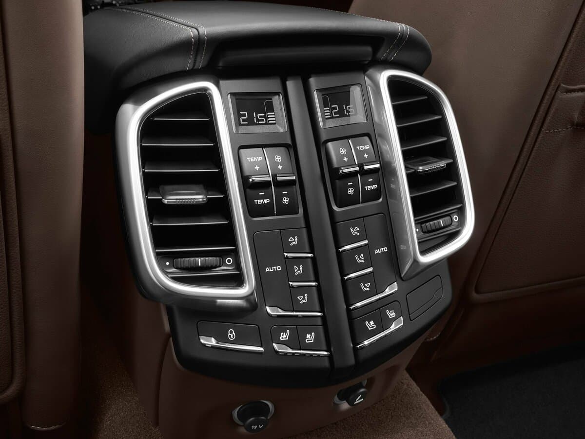 Porsche Cayenne II Restayling (958) — Salon, arxadan