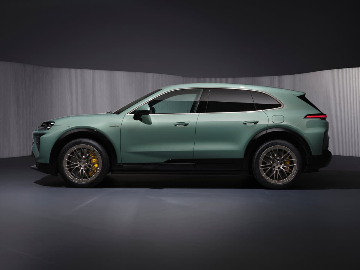 Porsche Cayenne IV — Yandan