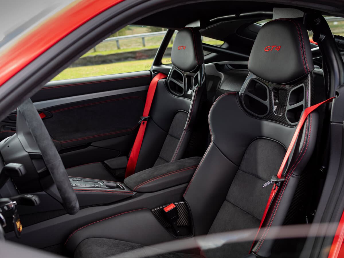 Porsche Cayman GT4 II 718 (982) — Salon, arxadan