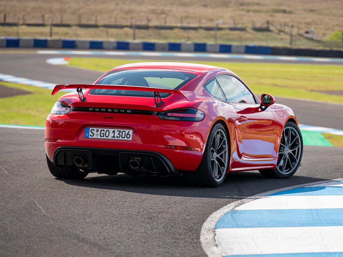 Porsche Cayman GT4 II 718 (982) — 3/4 arxadan