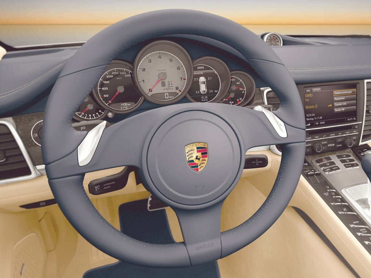 Porsche Panamera I — Sükan