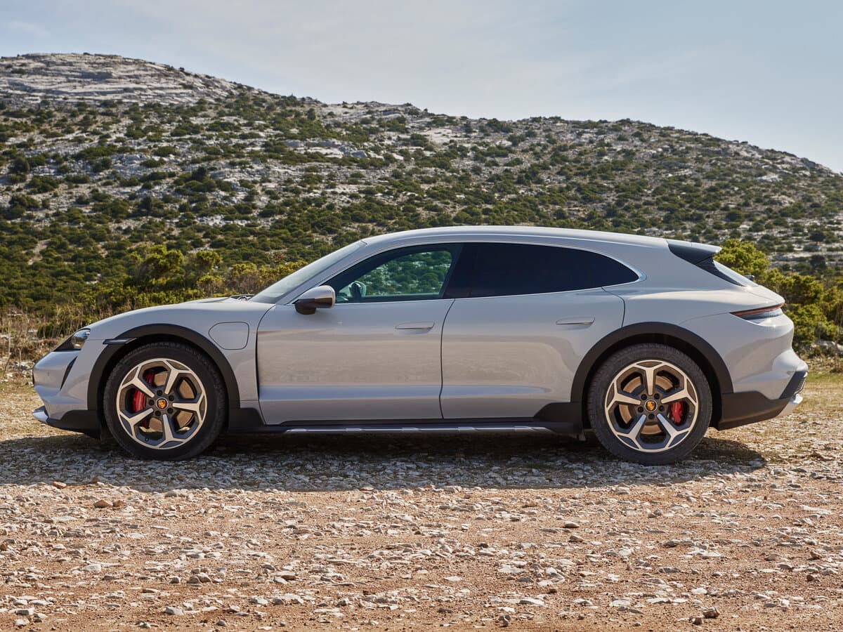 Porsche Taycan I — Yandan