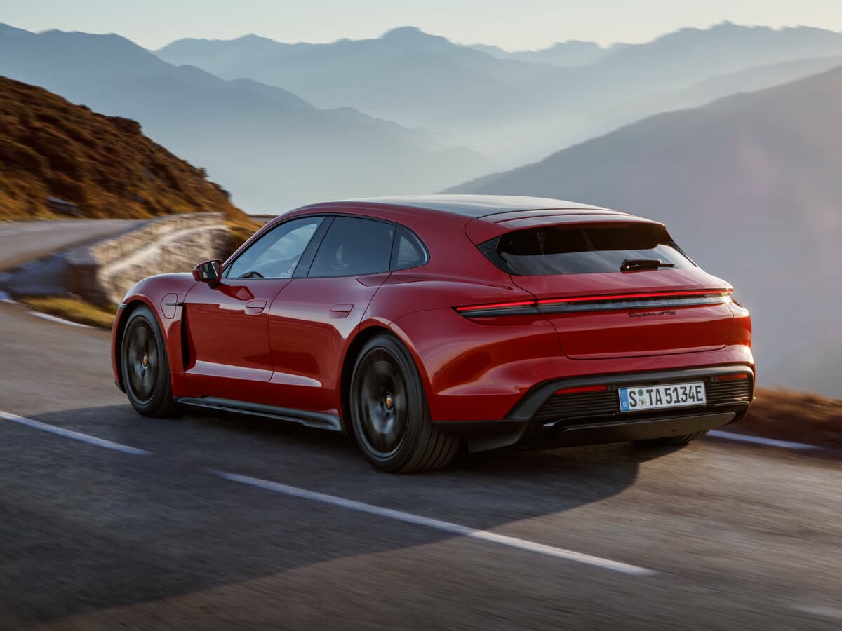 Porsche Taycan I — 3/4 arxadan