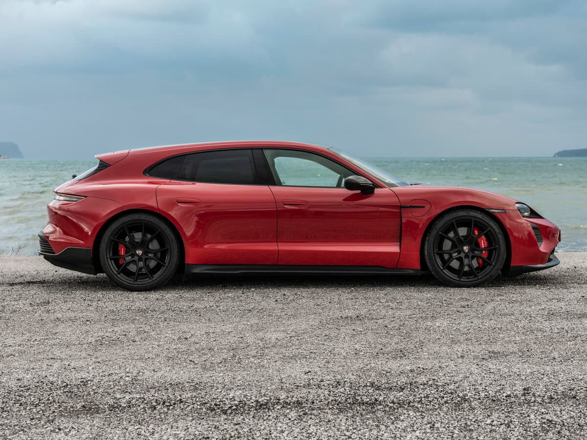 Porsche Taycan I — Yandan