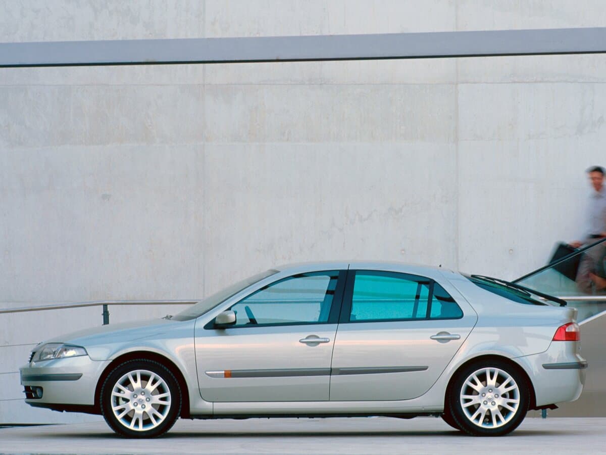 Renault Laguna II — Yandan