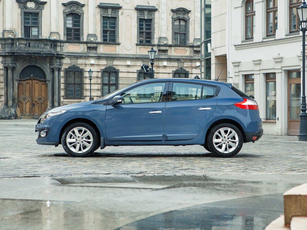 Renault Megane III Restayling — Yandan