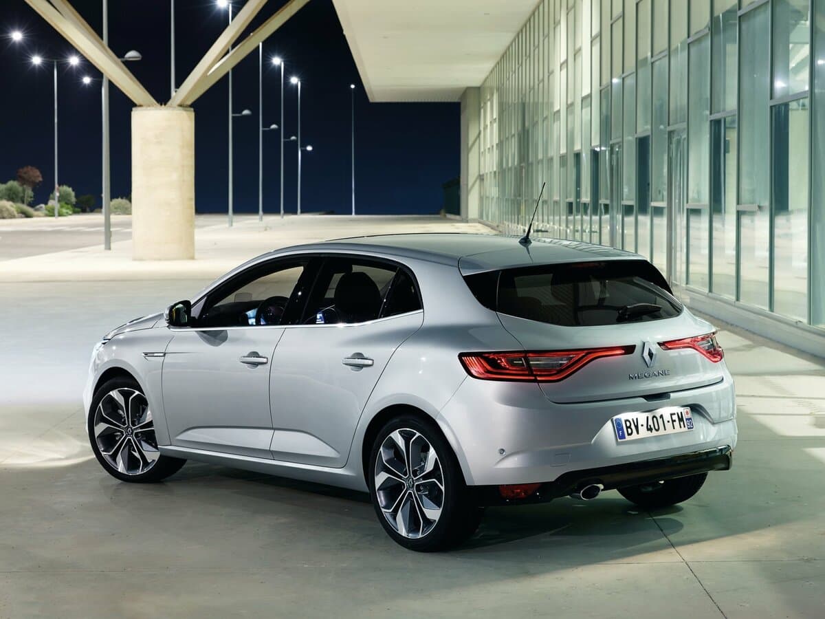 Renault Megane IV — 3/4 arxadan